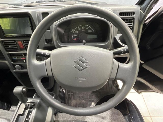 �C���e���A�ɍ��킹���f�U�C���̃X�e�A�����O�́A�^�]�������̂��Ƃ��l���A�^�]���₷���`��A�傫���ł��B�����x�A���ۂɐG���Ă��m���߂��������B