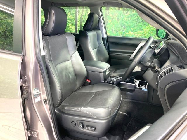 【黒革シート】上質な本革を使用し、高級感あふれる黒革シート。常に体に触れる部分だから、座り心地の良さにはこだわりたいですね♪汚れの付着や劣化を抑制する内装コーティング施工もおススメですよ♪