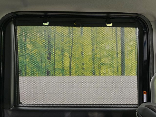 【ロールシェード】日差しや車外からの光が眩しいときにサッと引き出して使える、ロール格納タイプのサンシェードを装備。後席に乗ったお子様がウトウトしだした時など、ぜひご活用ください♪