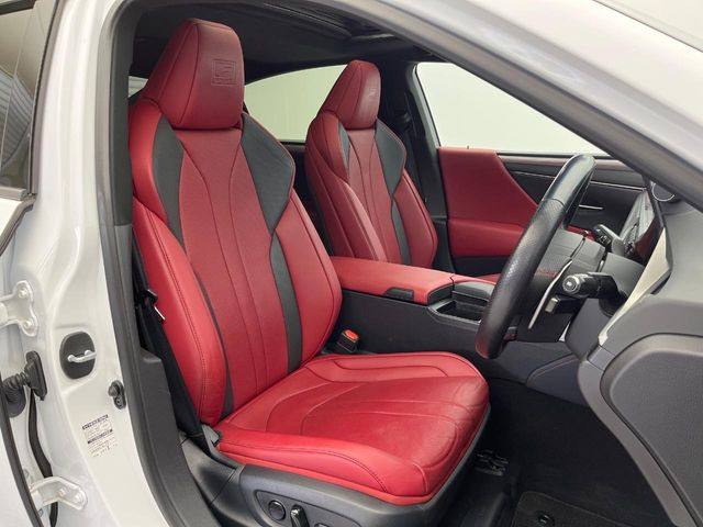 運転席まわりには十分なスペースがあり、大柄な方でもゆったり運転していただける環境です。