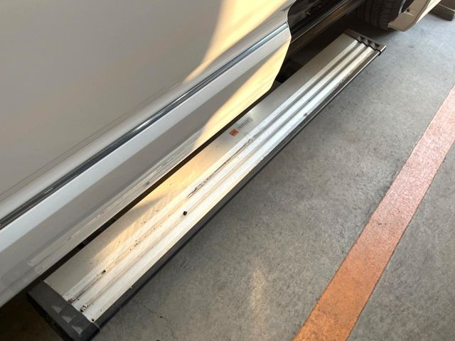 【電動サイドステップ】車高の高いお車でも、これがあれば小さいお子様の乗り降りも楽々♪スライドドアと連動して作動する為、煩わしい操作は不要です!