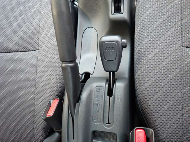 ���H�ʏ󋵂ɍ��킹�ė͋������肪�I�ׂ鍂�ᑬ2�i�؂�ւ��p�[�g�^�C��4WD��