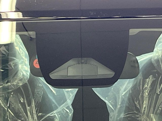 【衝突軽減装置】走行中に前方の車両等を認識し、衝突しそうな時は警報とブレーキで衝突回避と被害軽減をアシスト。より安全にドライブをお楽しみいただけます。