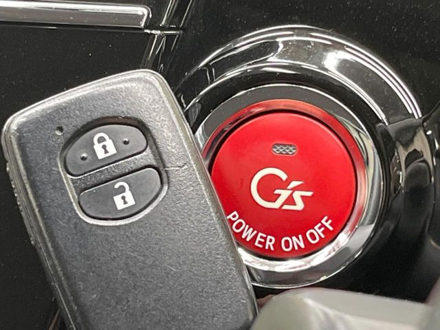 【スマートキー】カバンやポケットに入れたままでもドアの施錠・解錠が可能なスマートキーを装備。エンジンのオン・オフ時もカギを取り出す必要が無いからとっても便利です♪