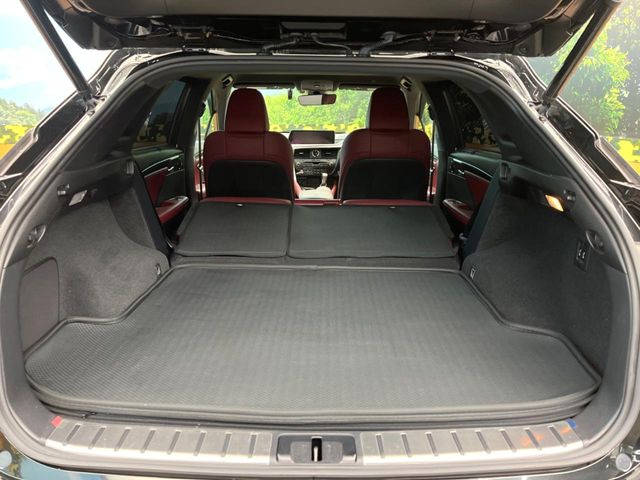 ���i�̂���������ʋ΁A���}���ɏ\���ȉ׎��X�y�[�X���m�ۂ��Ă���܂��B�Z�J���h�V�[�g��|���ƁA�傫�ȉו��̐ύڂ��\�ł���