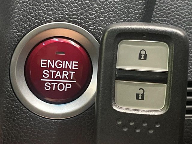 �yHonda�X�}�[�g�L�[�z�J�o����|�P�b�g�ɓ��ꂽ�܂܂ł��h�A�̎{���E�������\�ȃX�}�[�g�L�[�𑕔��B�G���W���̃I���E�I�t�����J�M�����o���K�v����������Ƃ��Ă��֗��ł���