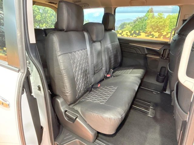 後部座席も気になるようなキズ・汚れやへたり等、大きなダメージはなく、良好な状態です。