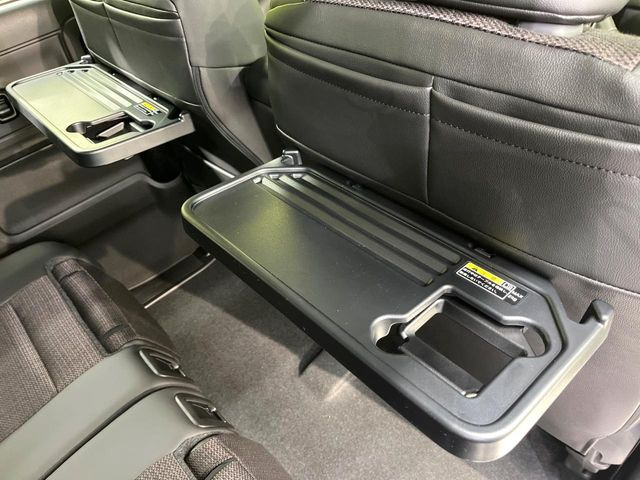 【セカンドシートテーブル】ドリンクを置いたりお菓子を置いたり&hellip;ロングドライブ時、後席にお乗りの方がゆったり快適にお過ごしいただける気配り要素が充実しております♪