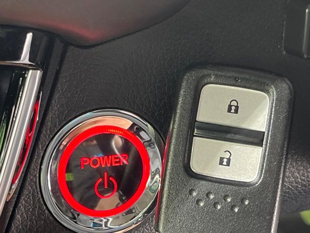 【Hondaスマートキー】カバンやポケットに入れたままでもドアの施錠・解錠が可能なスマートキーを装備。エンジンのオン・オフ時もカギを取り出す必要が無いからとっても便利です♪