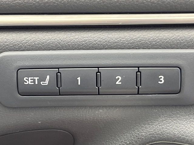 【メモリー機能付きパワーシート】ドライバーごとに設定したシート位置を記憶して、ボタン一つで切り替えできる便利な機能!運転する方が複数名いらっしゃるご家庭におすすめです♪