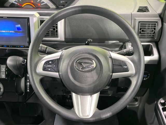 �C���e���A�ɍ��킹���f�U�C���̃X�e�A�����O�́A�^�]�������̂��Ƃ��l���A�^�]���₷���`��A�傫���ł��B�����x�A���ۂɐG���Ă��m���߂��������B