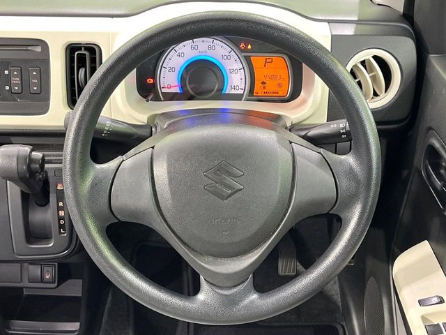 �C���e���A�ɍ��킹���f�U�C���̃X�e�A�����O�́A�^�]�������̂��Ƃ��l���A�^�]���₷���`��A�傫���ł��B�����x�A���ۂɐG���Ă��m���߂��������B