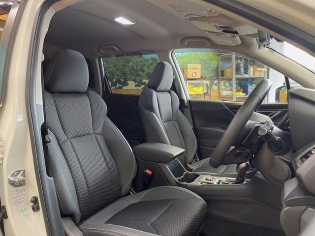 �y�n�[�t���U�[�V�[�g�z�������ƍ���S�n�𗼗������l�C�̃V�[�g���w�ʁE���ʂ̃t�@�u���b�N�f�ނ́A�ʋC���̗ǂ��⊊��ɂ����ɗD��Ă��܂��B�C���╞���ɍ��E���ꂸ���K�ɂ���肢�������܂��B