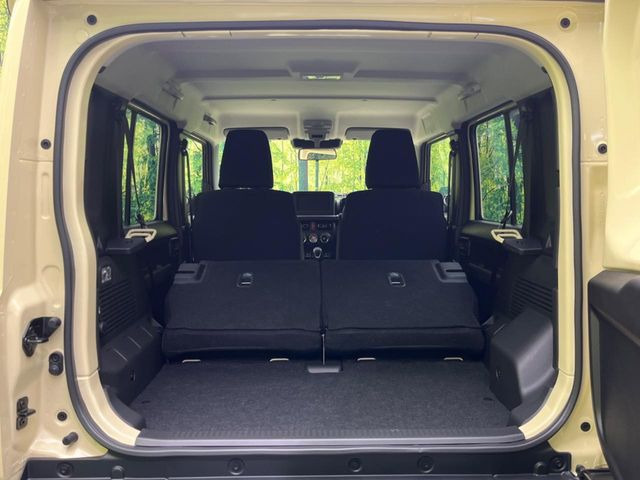 ���i�̂���������ʋ΁A���}���ɏ\���ȉ׎��X�y�[�X���m�ۂ��Ă���܂��B�Z�J���h�V�[�g��|���ƁA�傫�ȉו��̐ύڂ��\�ł���