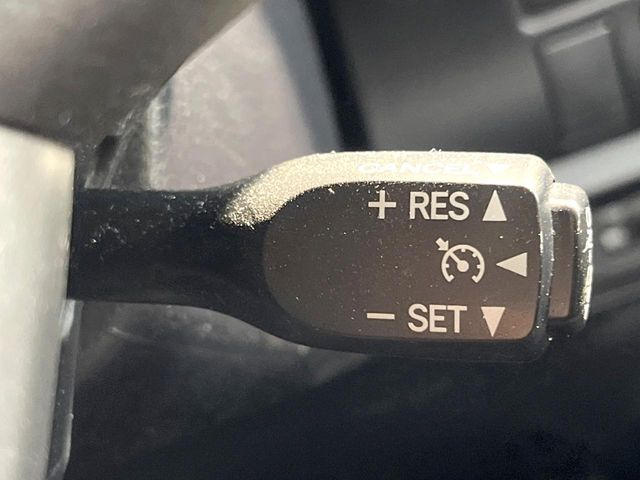 【クルーズコントロール】高速道路もラクラク走行。アクセルを離しても一定速度で走行ができ、長距離運転時の負担を軽減!加速・減速も簡単なスイッチ操作で調整できます。