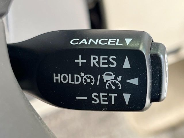 【レーダークルーズコントロール】高速道路での長距離走行が楽に!!自動で速度を保つクルーズコントロールが、衝突軽減システムと連携し、前方の車両を感知して車間を保つように速度調節してくれます!!