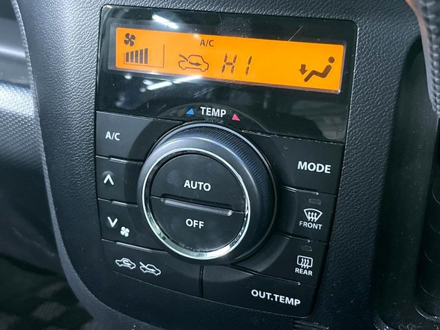 【オートエアコン】一度お好みの温度に設定すれば、車内の温度を検知し風量や温度を自動で調整。暑い&hellip;寒い&hellip;と何度もスイッチ操作をする必要はありません。快適な車内空間には必須の機能ですね♪