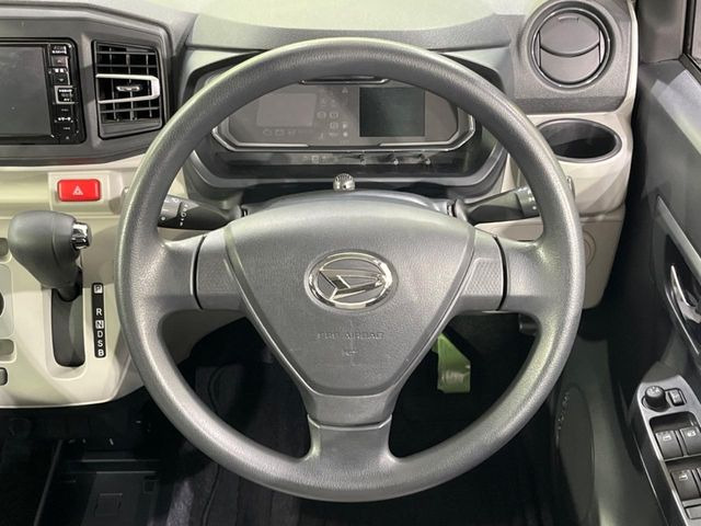 �C���e���A�ɍ��킹���f�U�C���̃X�e�A�����O�́A�^�]�������̂��Ƃ��l���A�^�]���₷���`��A�傫���ł��B�����x�A���ۂɐG���Ă��m���߂��������B