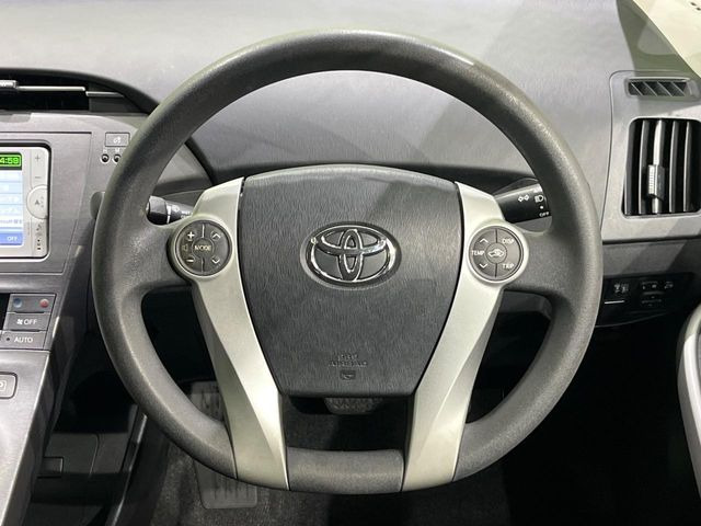 �C���e���A�ɍ��킹���f�U�C���̃X�e�A�����O�́A�^�]�������̂��Ƃ��l���A�^�]���₷���`��A�傫���ł��B�����x�A���ۂɐG���Ă��m���߂��������B