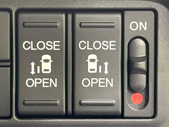 【両側パワースライドドア】スマートキーや運転席のスイッチで後席両側スライドドアの開閉が可能♪電動だから力を入れてドアを開ける必要が無く、小さなお子様でも簡単に開け閉めでき快適です♪