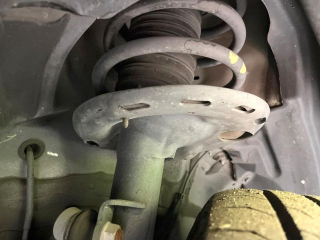 大好評を頂いておりますボディの弾スプラッシュコートも好評受付中。通常のガラスコートと異なる、耐久年数6年の無機質ガラスコーティングが、ボディをキレイな状態に保ってくれます。