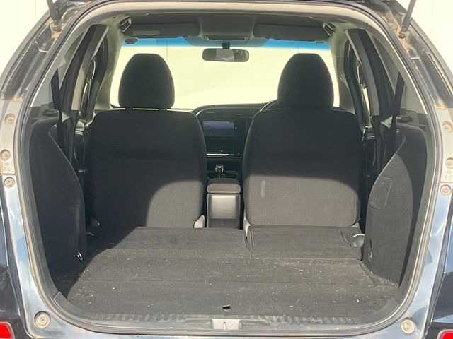 ���i�̂���������ʋ΁A���}���ɏ\���ȉ׎��X�y�[�X���m�ۂ��Ă���܂��B�Z�J���h�V�[�g��|���ƁA�傫�ȉו��̐ύڂ��\�ł���