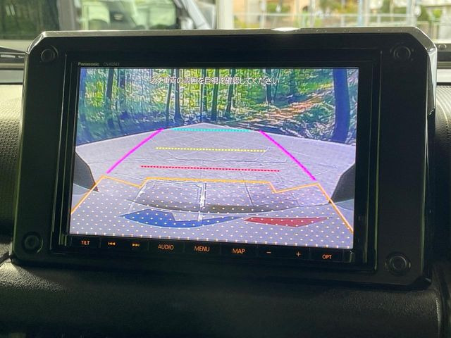 【バックカメラ】駐車時に後方がリアルタイム映像で確認できます。大型商業施設や立体駐車場での駐車時や、夜間のバック時に大活躍!運転スキルに関わらず、今や必須となった装備のひとつです!