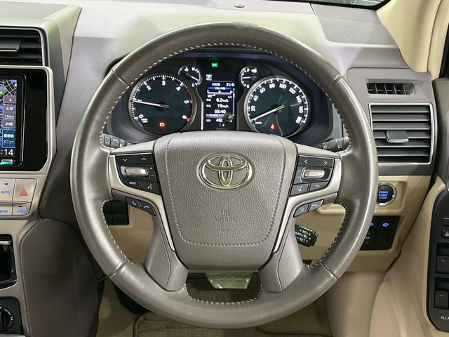 �C���e���A�ɍ��킹���f�U�C���̃X�e�A�����O�́A�^�]�������̂��Ƃ��l���A�^�]���₷���`��A�傫���ł��B�����x�A���ۂɐG���Ă��m���߂��������B