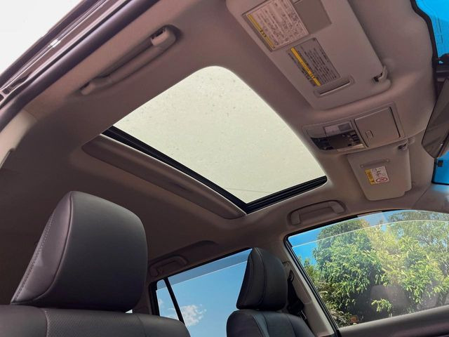 【サンルーフ】開放感たっぷりの希少装備、サンルーフが装着されています!車内に明かりを取り入れたり景色を楽しむ以外にも、車内の空気も簡単に換気できて快適です!