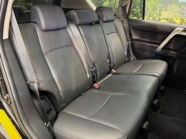 後部座席も気になるようなキズ・汚れやへたり等、大きなダメージはなく、良好な状態です。
