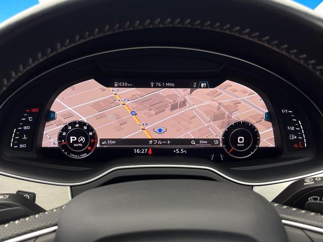 ���o�[�`�����R�b�N�s�b�g:�S�̂��t���p�l���ƂȂ��Ă����i�I�ȃ��[�^�[�p�l���B�ʏ�̃X�s�[�h���[�^�[�Ƃ��Ă̋@�\�͂������A�i�r�E�I�[�f�B�I�@�\�̊m�F�E������ł��A�^�]�ɏW�����₷���Ȃ��Ă���܂��B