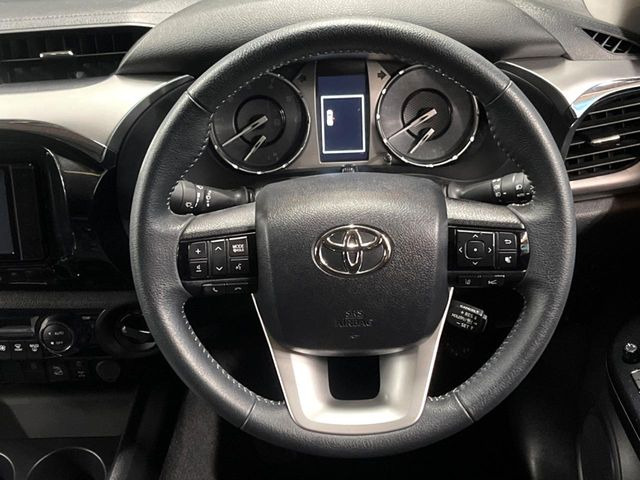 インテリアに合わせたデザインのステアリングは、運転される方のことも考え、運転しやすい形状、大きさです。是非一度、実際に触ってお確かめください。