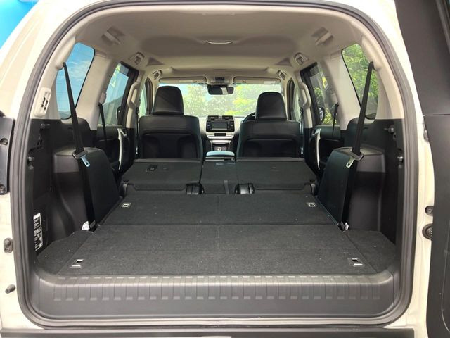 ���i�̂���������ʋ΁A���}���ɏ\���ȉ׎��X�y�[�X���m�ۂ��Ă���܂��B�Z�J���h�V�[�g��|���ƁA�傫�ȉו��̐ύڂ��\�ł���