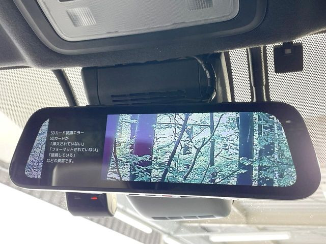 【デジタルインナーミラー】後席の大きな荷物や同乗者で後方が確認しづらい時でも安心!カメラが撮影した車両後方の映像をルームミラー内に表示。クリアな視界で状況の確認が可能です!