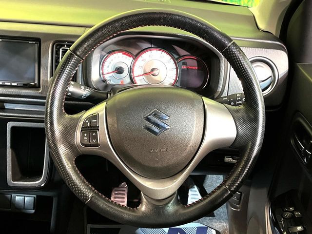 �C���e���A�ɍ��킹���f�U�C���̃X�e�A�����O�́A�^�]�������̂��Ƃ��l���A�^�]���₷���`��A�傫���ł��B�����x�A���ۂɐG���Ă��m���߂��������B