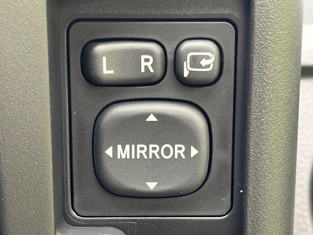 【電動格納ミラー】サイドミラーは電動格納式となっており、狭い駐車場でもキズがつくリスクを抑えられます。