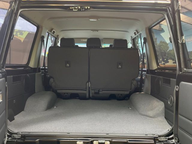 ���i�̂���������ʋ΁A���}���ɏ\���ȉ׎��X�y�[�X���m�ۂ��Ă���܂��B�Z�J���h�V�[�g��|���ƁA�傫�ȉו��̐ύڂ��\�ł���