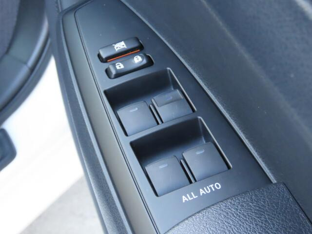 �p���[�E�B���h�E�͉^�]�Ȃ̃X�C�b�`�̂݃I�[�g�@�\����������Ă���܂��B�E�B���h�E���b�N����������Ă���̂ŁA���q�l�ƈꏏ�̎������S�ł��ˁB