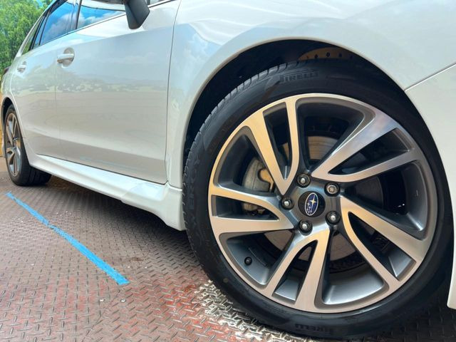 �y����18�C���`�A���~�z�C�[���z�O�ςɃ}�b�`���������A���~�z�C�[���𑕒����Ă���܂��B�e��ЊO�A���~�z�C�[����A�X�^�b�h���X�^�C�����戵�����Ă���܂��B���񂲑��k����������