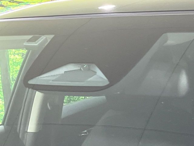 【ホンダセンシング】走行中に前方の車両等を認識し、衝突しそうな時は警報とブレーキで衝突回避と被害軽減をアシスト。より安全にドライブをお楽しみいただけます。