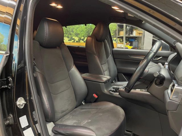 【ハーフレザーシート】高級感と座り心地を両立した人気のシート♪背面・座面のファブリック素材は、通気性の良さや滑りにくさに優れています。気温や服装に左右されず快適にお乗りいただけます。