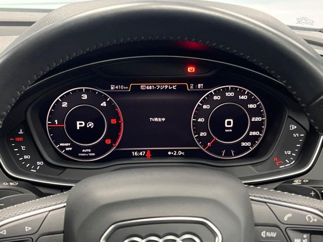 ���o�[�`�����R�b�N�s�b�g:�S�̂��t���p�l���ƂȂ��Ă����i�I�ȃ��[�^�[�p�l���B�ʏ�̃X�s�[�h���[�^�[�Ƃ��Ă̋@�\�͂������A�i�r�E�I�[�f�B�I�@�\�̊m�F�E������ł��A�^�]�ɏW�����₷���Ȃ��Ă���܂��B