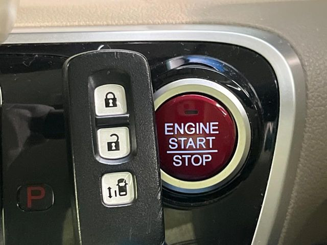 �yHonda�X�}�[�g�L�[�z�J�o����|�P�b�g�ɓ��ꂽ�܂܂ł��h�A�̎{���E�������\�ȃX�}�[�g�L�[�𑕔��B�G���W���̃I���E�I�t�����J�M�����o���K�v����������Ƃ��Ă��֗��ł���