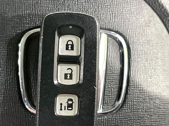 �yHonda�X�}�[�g�L�[�z�J�o����|�P�b�g�ɓ��ꂽ�܂܂ł��h�A�̎{���E�������\�ȃX�}�[�g�L�[�𑕔��B�G���W���̃I���E�I�t�����J�M�����o���K�v����������Ƃ��Ă��֗��ł���