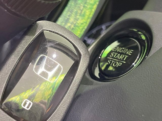 �yHonda�X�}�[�g�L�[�z�J�o����|�P�b�g�ɓ��ꂽ�܂܂ł��h�A�̎{���E�������\�ȃX�}�[�g�L�[�𑕔��B�G���W���̃I���E�I�t�����J�M�����o���K�v����������Ƃ��Ă��֗��ł���