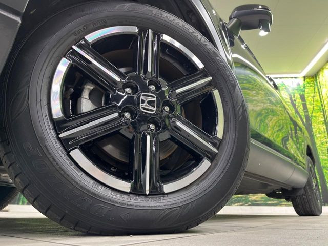 【純正16インチアルミホイール】外観にマッチした純正アルミホイールを装着しております。各種社外アルミホイールや、スタッドレスタイヤも取扱いしております。是非ご相談ください♪