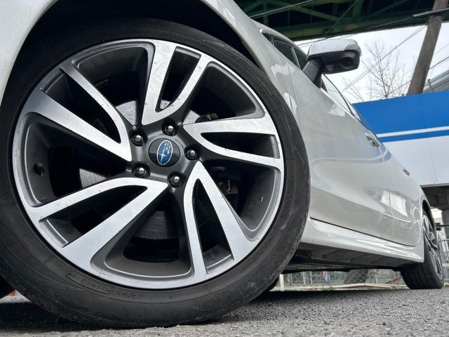 �y����18�C���`�A���~�z�C�[���z�O�ςɃ}�b�`���������A���~�z�C�[���𑕒����Ă���܂��B�e��ЊO�A���~�z�C�[����A�X�^�b�h���X�^�C�����戵�����Ă���܂��B���񂲑��k����������