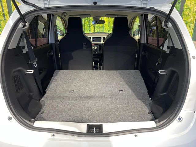 ���i�̂���������ʋ΁A���}���ɏ\���ȉ׎��X�y�[�X���m�ۂ��Ă���܂��B�Z�J���h�V�[�g��|���ƁA�傫�ȉו��̐ύڂ��\�ł���