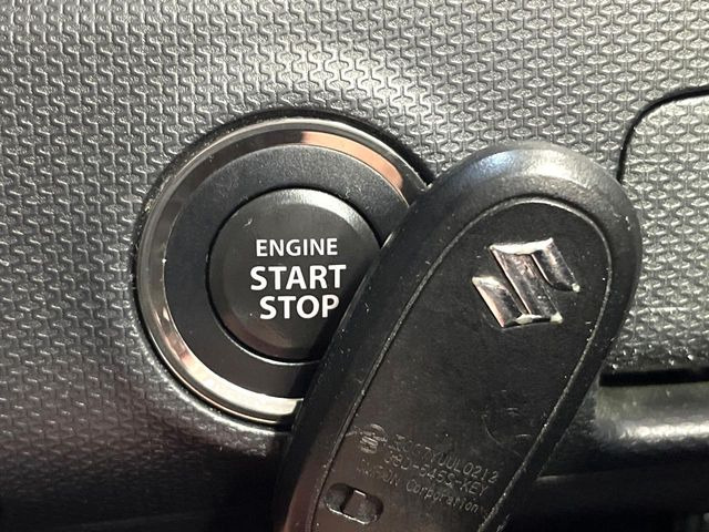 【キーレススタートシステム】カバンやポケットに入れたままでもドアの施錠・解錠が可能なスマートキーを装備。エンジンのオン・オフ時もカギを取り出す必要が無いからとっても便利です♪