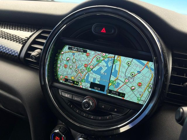 �������i�r:��̊��̂���i�r�́A����������ԓ������o���Ă���܂��BBluetooth�Đ��ȂǃI�[�f�B�I�@�\���[�����Ă���܂��̂ŁA�^�]�����y���߂܂���